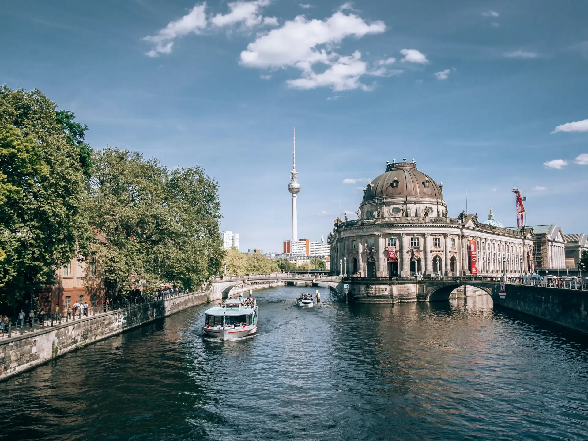 Bâtiments berlinois au bord de la Spree dans la lumière du matin